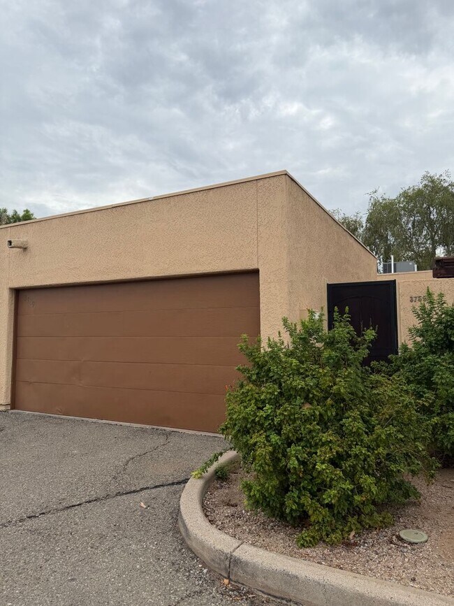 Building Photo - Stunning Midtown 2 Bedroom 2 Bath Townhome in Gated Community!