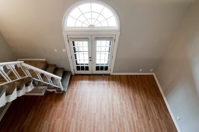 Building Photo - Awesome 1.5-bath condo in Bellevue featuring a private patio overlooking expansive green space.