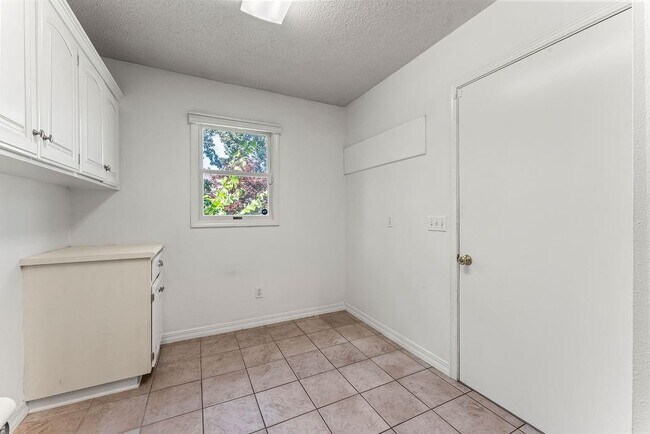 Building Photo - 47 Stonehenge Dr