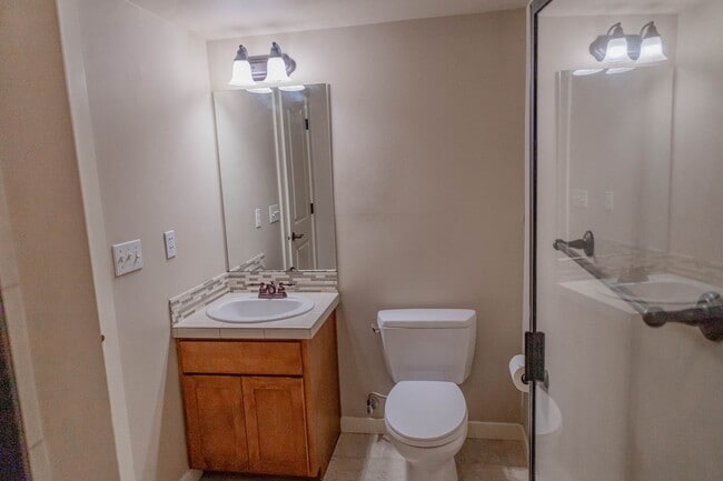 Building Photo - Beautiful townhouse 3 beds 2.5 baths and g...