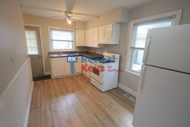 Building Photo - 2559 Sweetser Ave