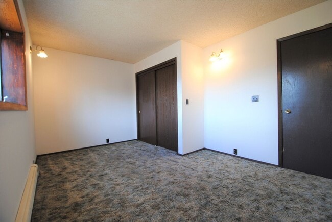 Building Photo - Huge 5 Bed / 3 Bath w/ 2 Car Garage