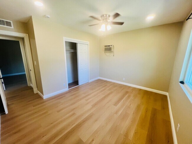 Building Photo - 2 Units Property