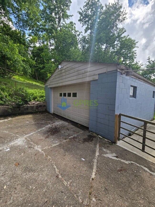 Building Photo - 724 7th St