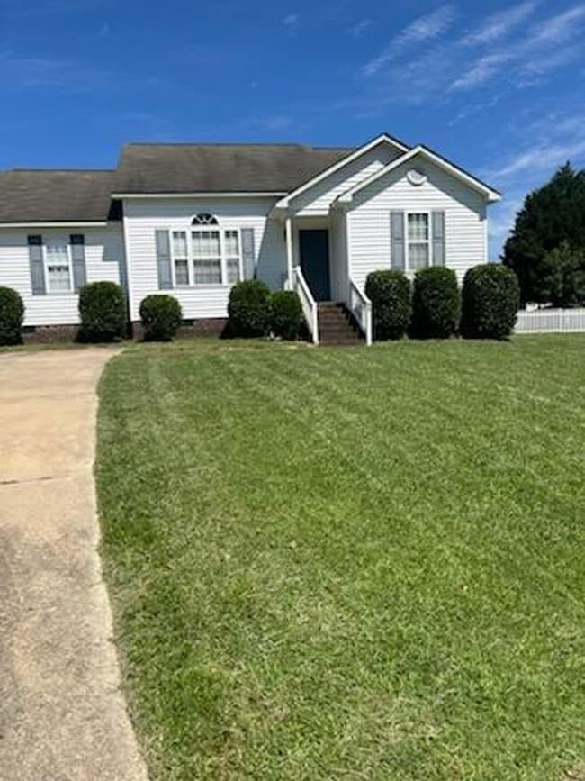 Building Photo - 3 Bedroom Ranch with fenced yard