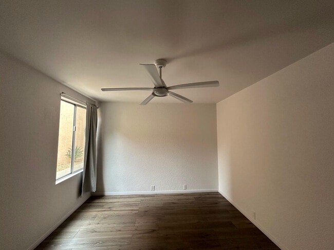Building Photo - 400 N Sunrise Way