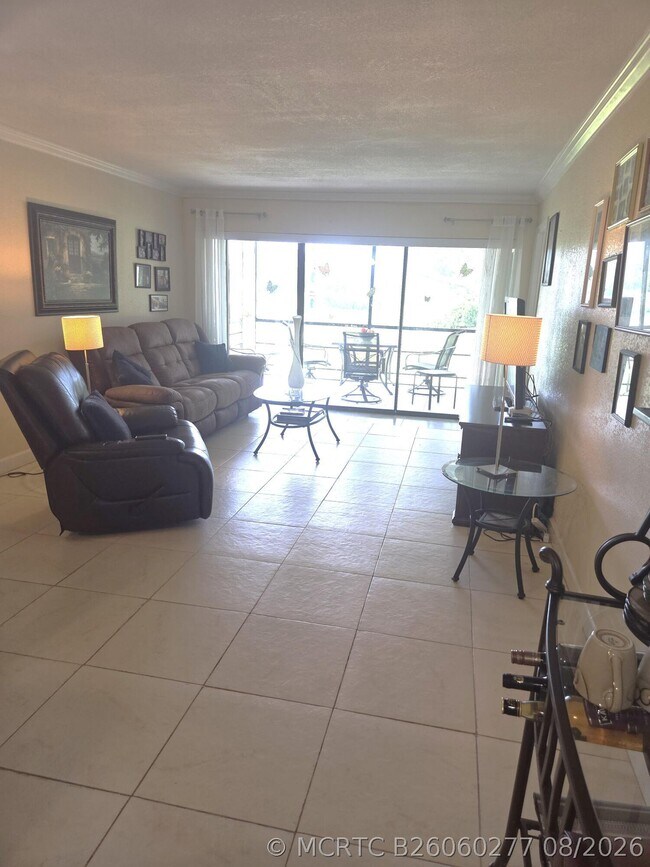 Building Photo - 5715 Fairway Park Dr