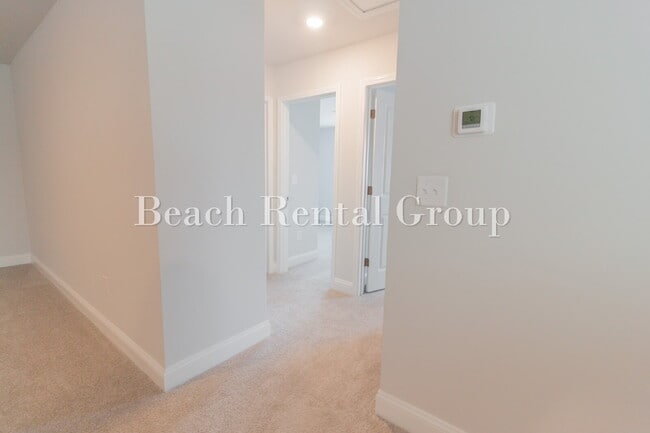 Building Photo - Spacious 3 Bedroom w/Loft, End Unit