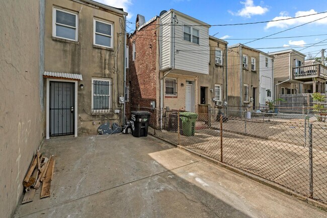 Building Photo - 2518 E Fayette St