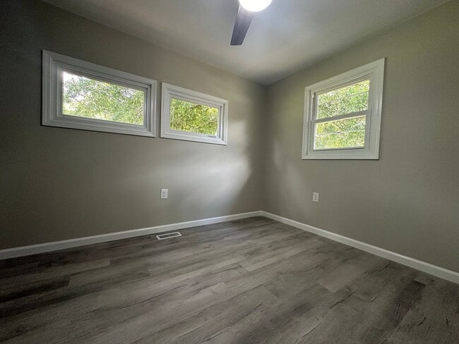 Building Photo - 607 New River Dr