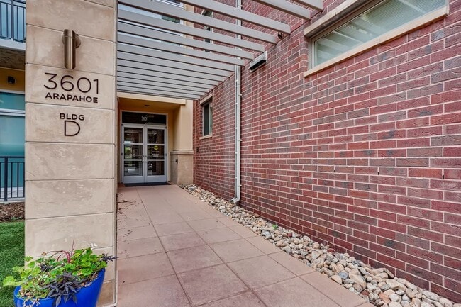 Building Photo - 2BDR Condo w/ AMAZING private patio & amenities!