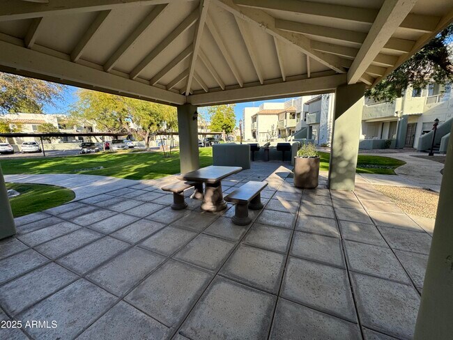 Building Photo - 1825 W Ray Rd