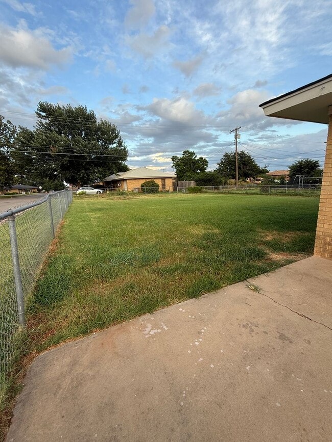 Building Photo - Updated 3 bedroom Near SWOSU $1.200/month
