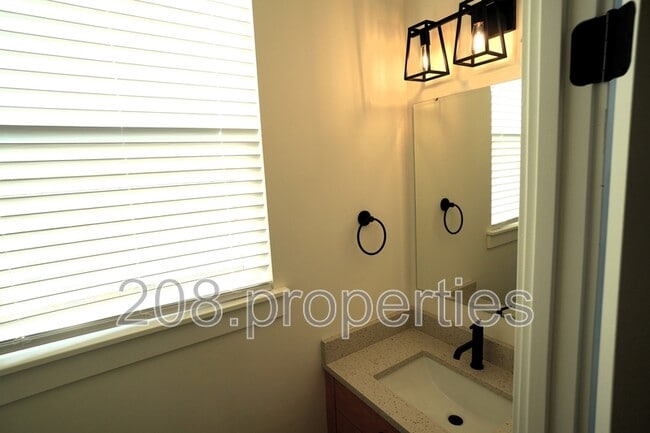 Building Photo - 525 E Violets Cv Ln