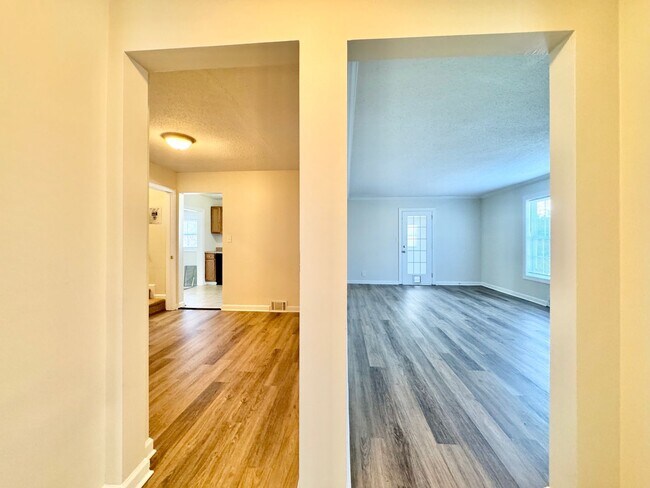 Building Photo - Spacious 4 Bedroom Located in Garden Homes