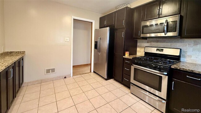 Building Photo - 24290 Eastwood St