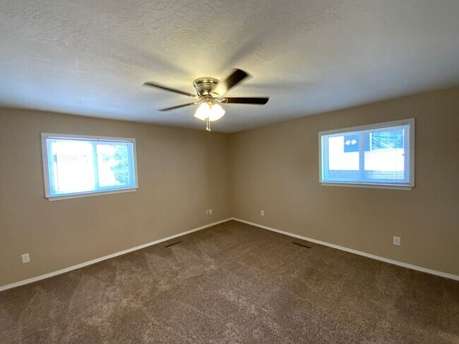 Building Photo - 3 Bedroom Single Story Home Available Near...