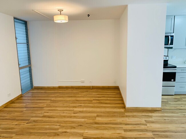 Building Photo - Fully Renovated 2/1/1 at Alexander Towers
