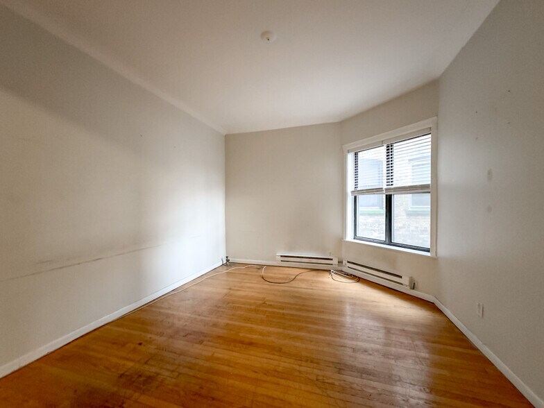 Building Photo - 917 W Waveland Ave