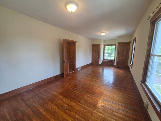 Building Photo - Kent Ohio 2 Bedroom 1.5 Bath 2 Bonus Rooms.
