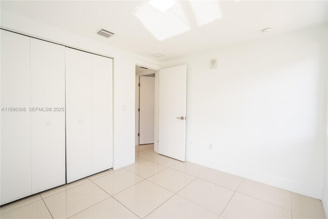 Building Photo - 1971 Bay Dr