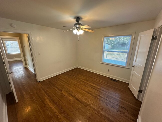 Building Photo - FOR LEASE - 3 bed, 2 bath, 1400 sqft single-family home