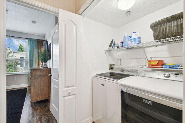 Building Photo - 3174 Bayshore Oaks Dr