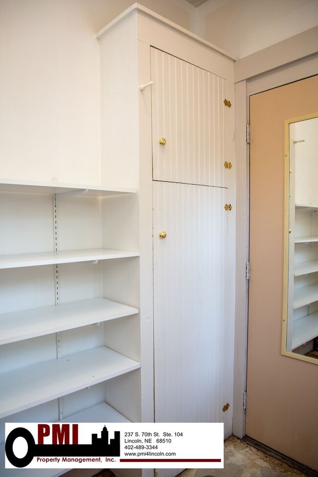 Building Photo - 4 Bedroom, 1.5 bathroom House For Rent; Av...