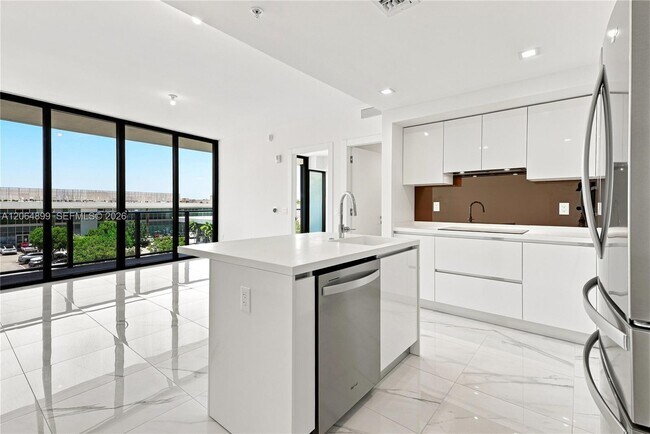 Building Photo - 1179 E Hallandale Beach Blvd