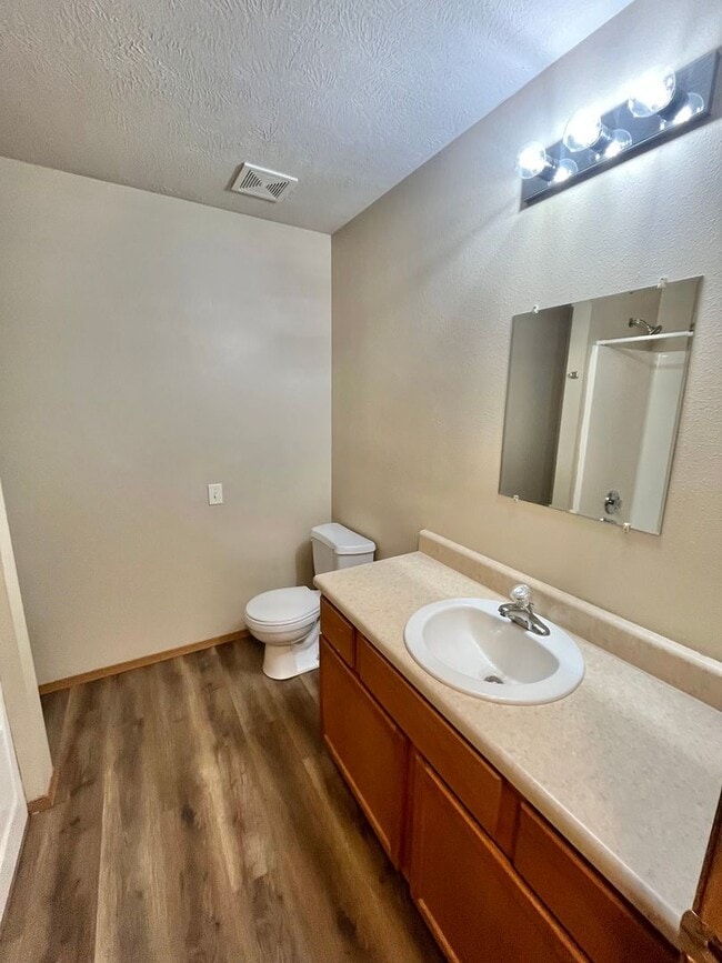 Building Photo - 2 bedroom 2 bath duplex in Clever!