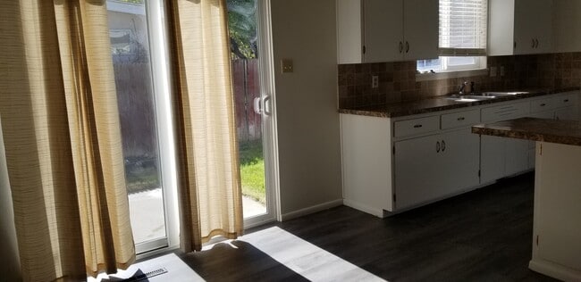 Building Photo - 3 bedroom, 1 bath rance style home on corner lot.