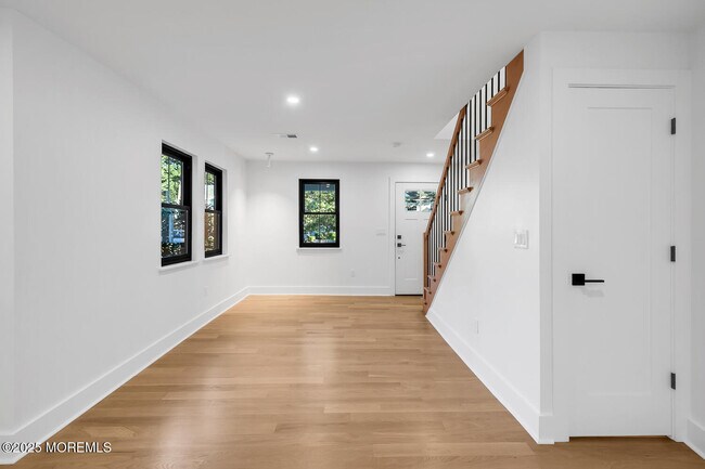 Building Photo - 516 River Rd