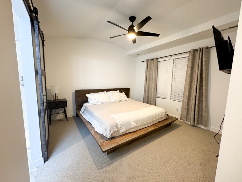 Building Photo - 811 E 975 N