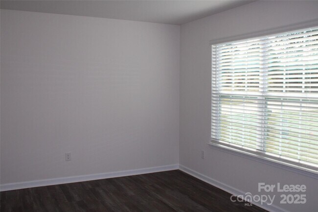 Building Photo - 2295 Mdw Strm Dr