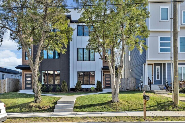 Building Photo - Gorgeous FULLY FURNISHED Home Just Off Charlotte Ave.