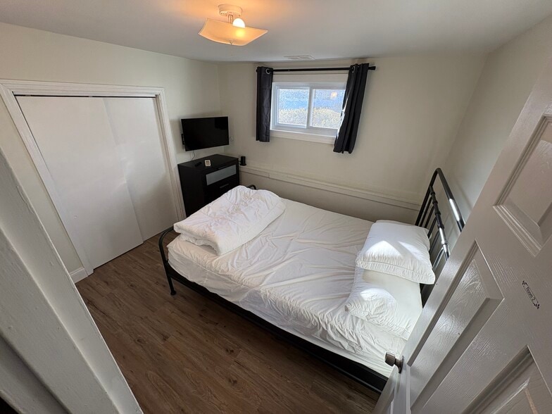 Building Photo - 35 Holiday Park Dr