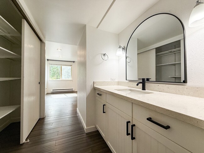 Building Photo - 4717 W Lake Sammamish Pkwy SE