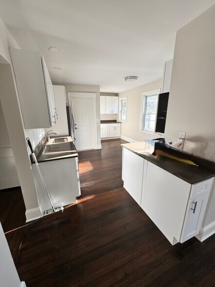 Primary Photo - 146 Avon St