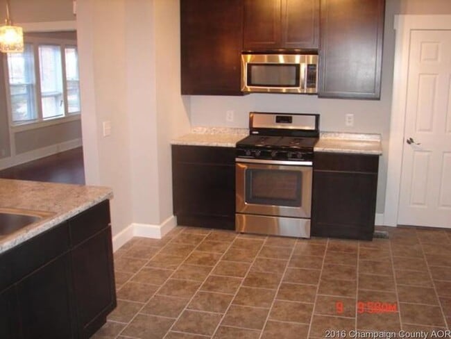 Building Photo - Large 3bed/2bath with full basement