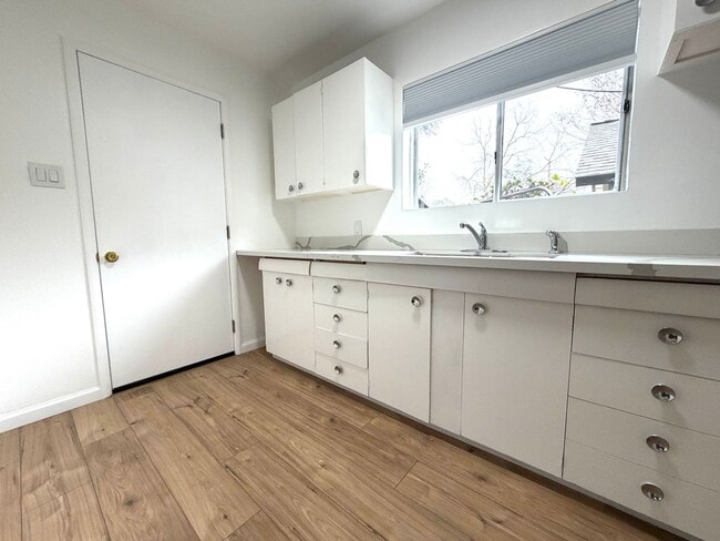 Building Photo - Private & Cozy Detached ADU in South Tahoe Park!