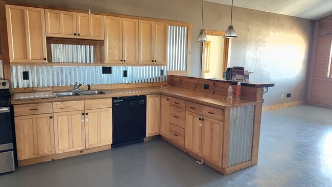 Building Photo - 3 bedroom 2 bathroom Barn dominium on 10 acres! Half off First Month's Rent!!