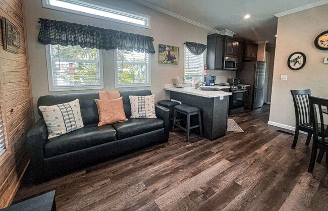 Building Photo - "Charming 2-Bedroom Retreat in River Ranch...