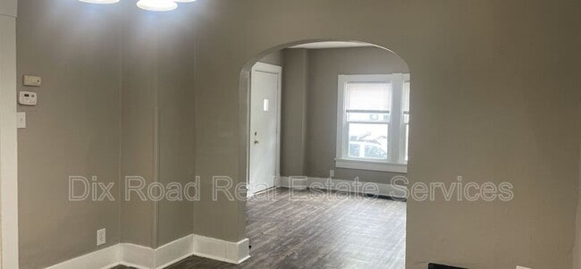 Building Photo - 215 S Hedges St