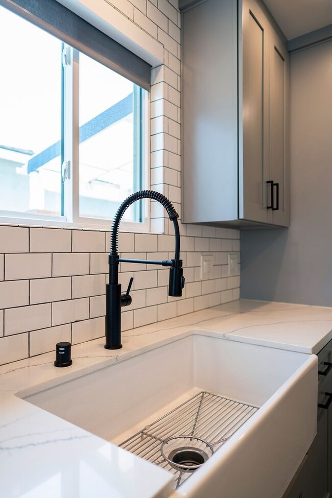 Building Photo - Beautiful Hawthorne Rental In Hollyglen!