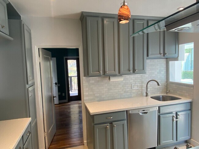 Building Photo - Elegant, Multilevel 3 Bedroom 2 Bathroom in Hillcrest / North Park with Outdoor Space
