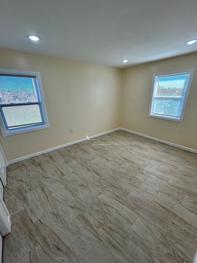 Building Photo - 2433 Wakulla Ave