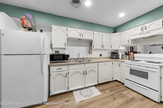 Building Photo - 119 Chaparral Dr