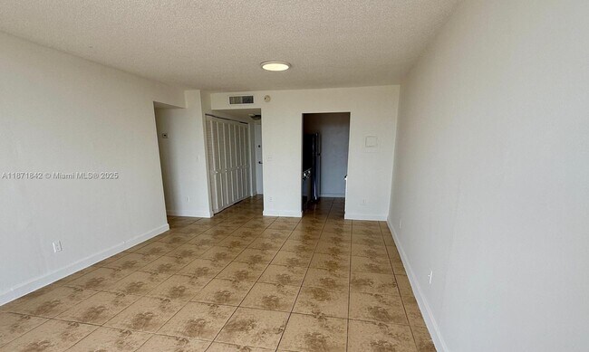 Building Photo - 2000 NE 135th St