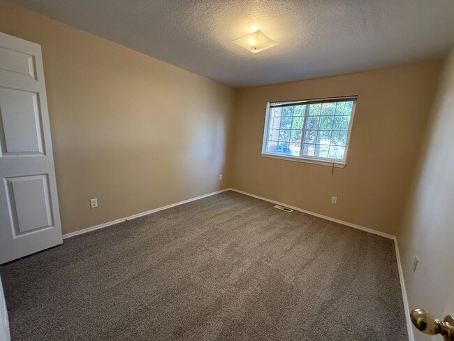 Building Photo - 3 Bed/2 Bath Single Level Home with Fenced Backyard