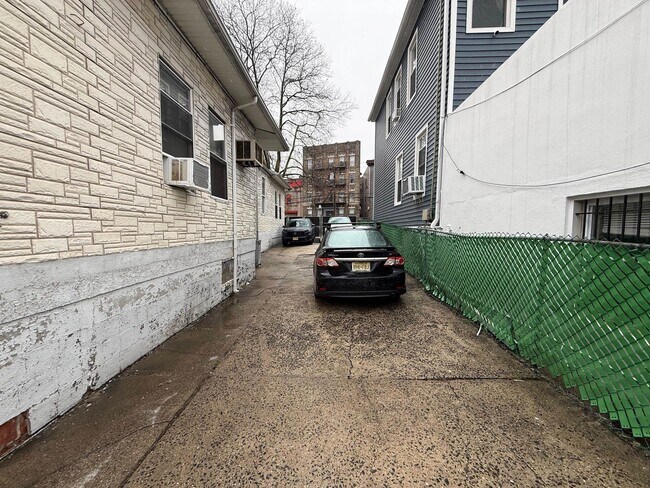 Building Photo - 4619 Park Ave